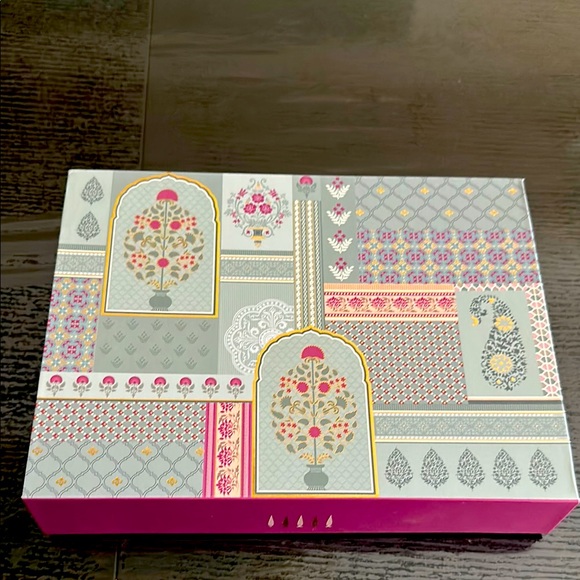 Beautiful storage box.With a snap shut lid.Use it for anything. Fair offers!